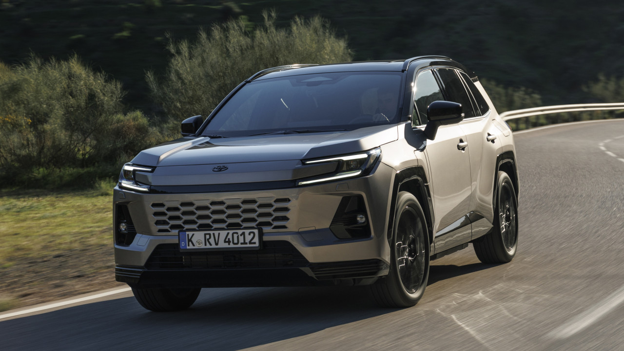 Toyota RAV4 става изцяло хибрид и вдига мощността
