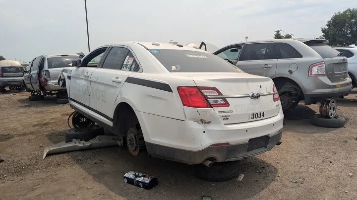 Краят на една патрулка: Как бързият, но тесен наследник на Crown Vic се озова в моргата