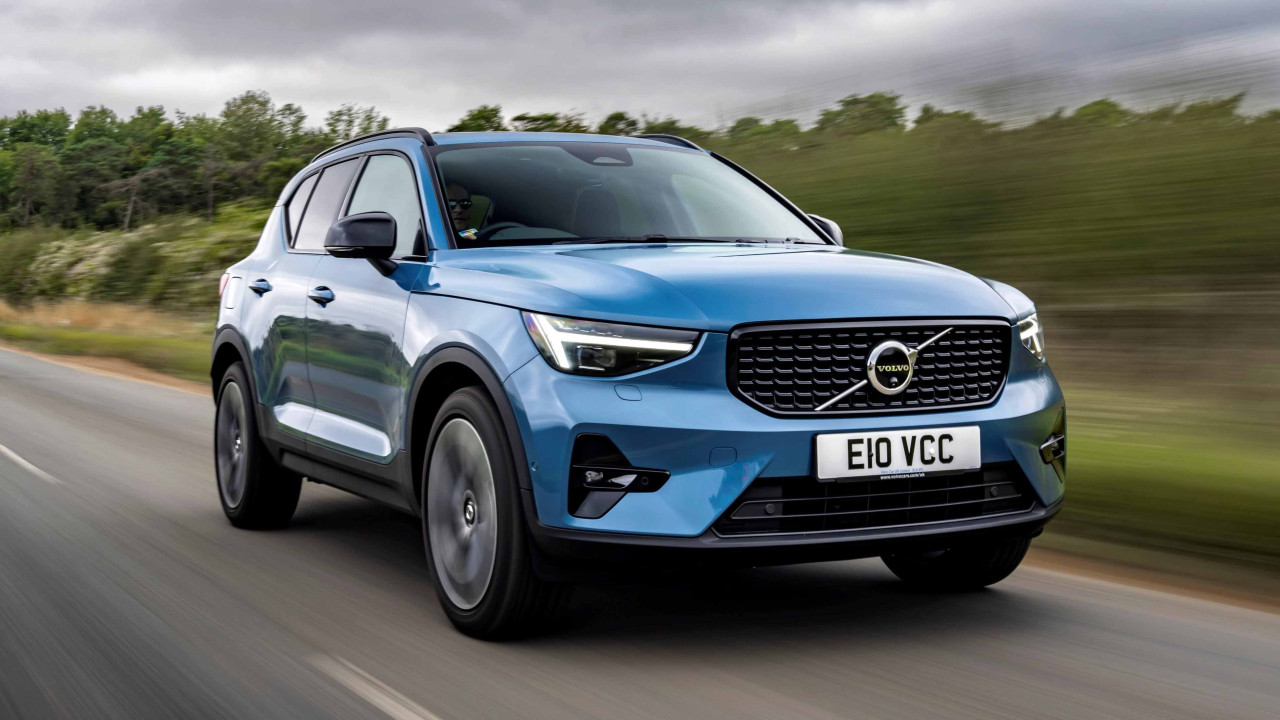 Volvo XC40 фейслифт 2026 идва с нов дизайн и по-голям екран