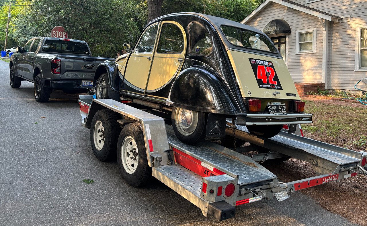 Рекорд на пистата Lime Rock: Citroën 2CV постави уникално постижение с дядов часовник