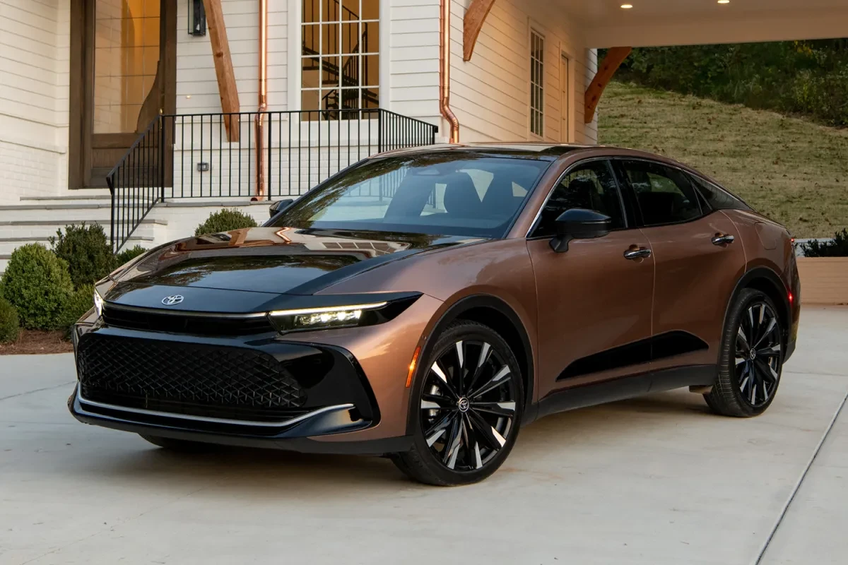 Toyota освежава Crown Crossover с нови цветове