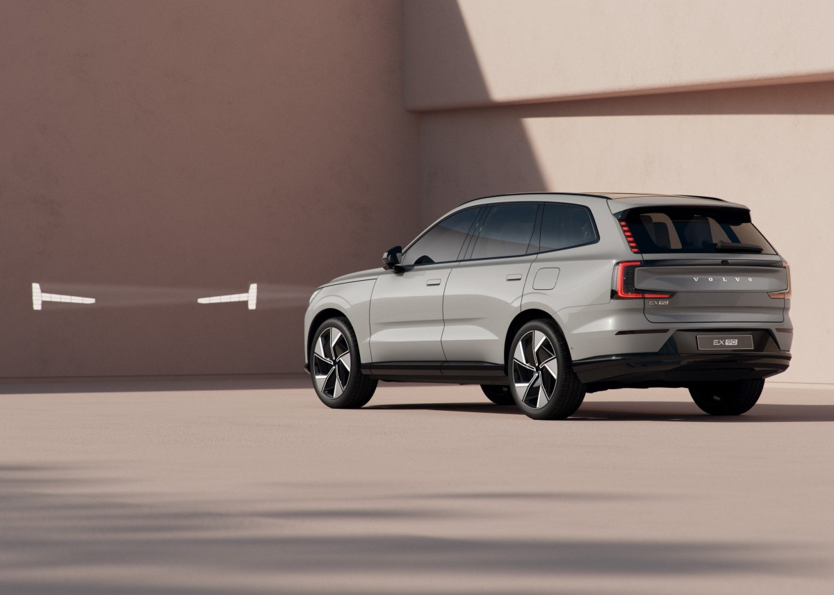 Volvo сваля цената на EX90 с 18 000 долара