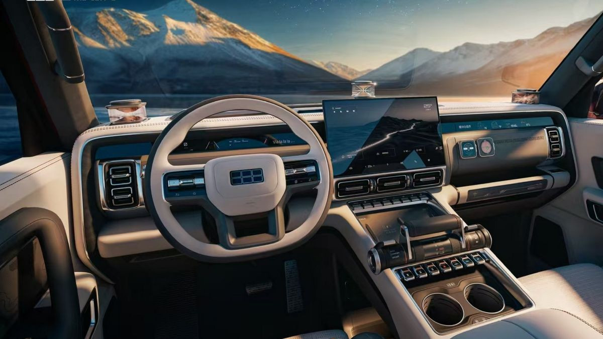 Geely Galaxy Cruiser 700: Технологичен звяр с 1128 к.с. разкрива интериора си