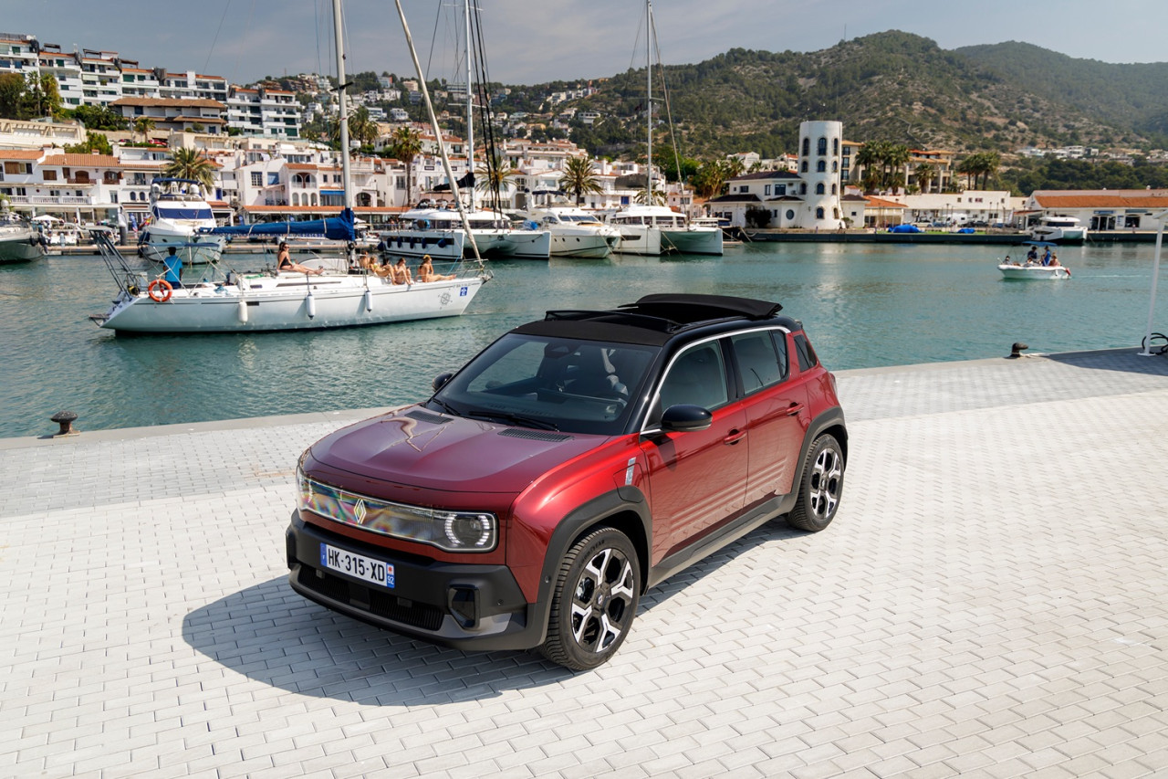 Renault 4 E-Tech Plein Sud с платнен покрив и 392 км пробег