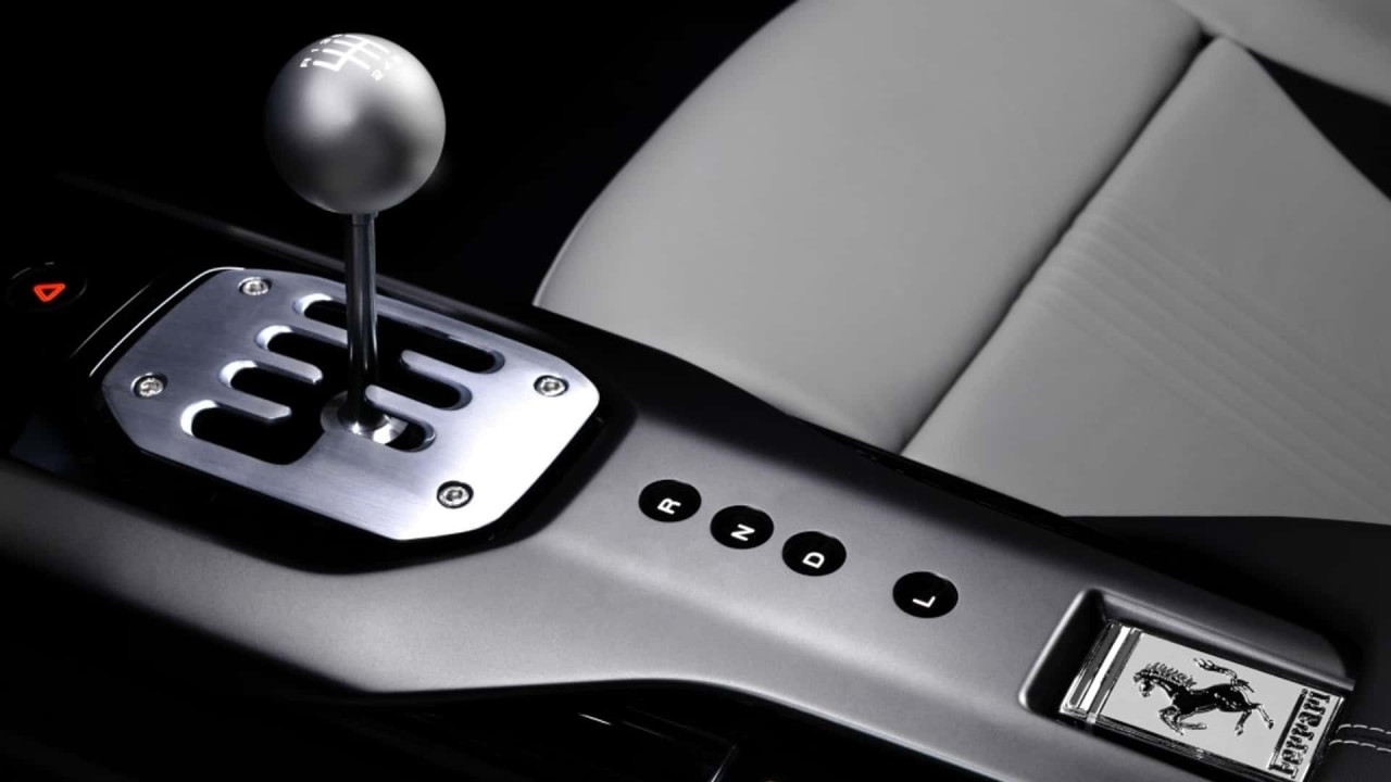 Ferrari 12Cilindri Manuale: Дигитална прецизност в класическа обвивка
