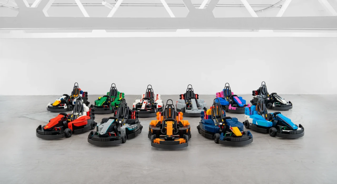 F1 и LEGO превземат „Силвърстоун“: 22 миниколи от 28 000 тухлички за парада на пилотите
