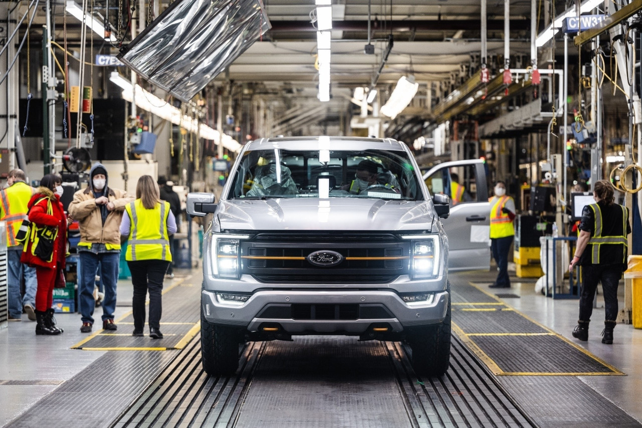 Отмъщението на „белите бради“: Как Ford изхвърли инженерите си заради AI, а после на колене ги моли да се върнат