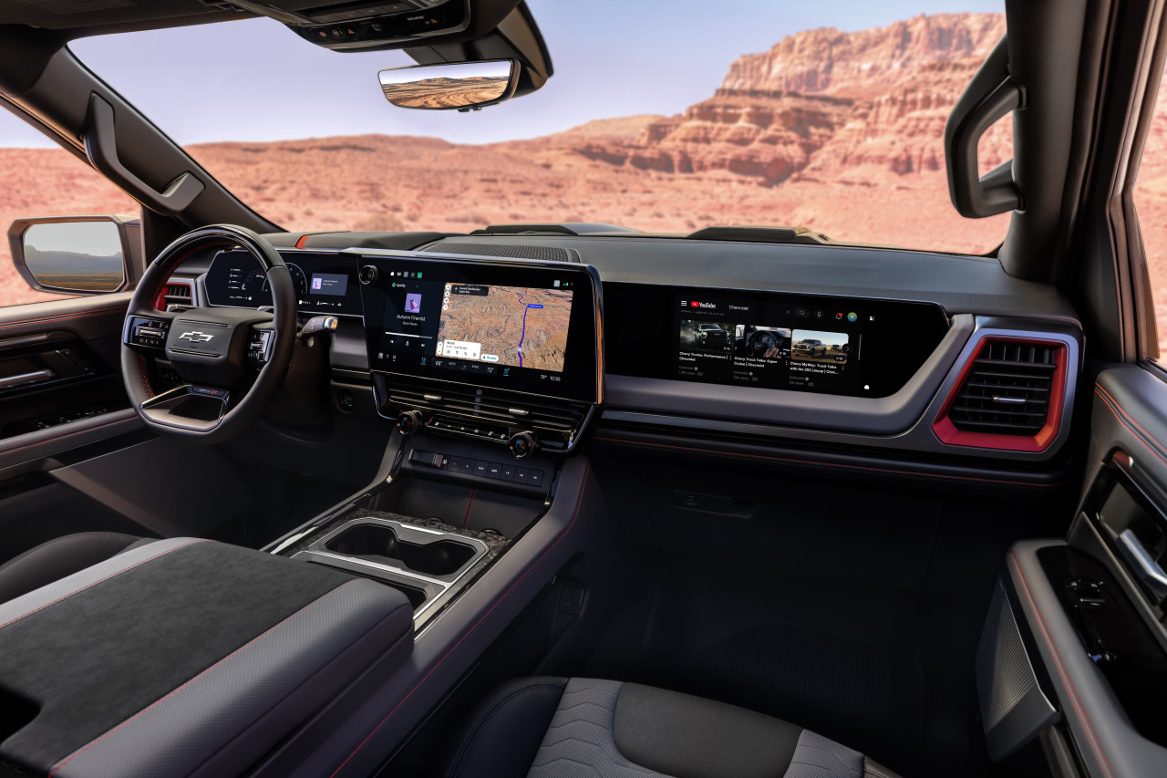 Дигитална бруталност: Новият Chevrolet Silverado превърна кабината си в команден център от бъдещето