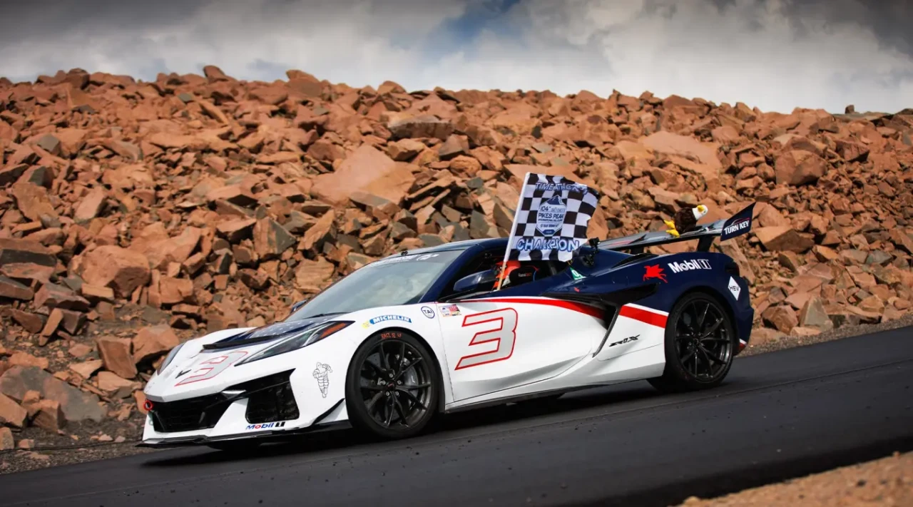 Кралят на планината: 1250-конният хибрид Corvette ZR1X размаза вечния рекорд на Pikes Peak