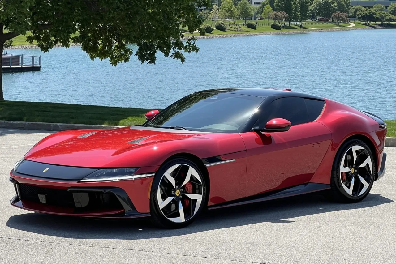 Ferrari 12Cilindri с мистерия около ръчна кутия преди 4 юли премиера