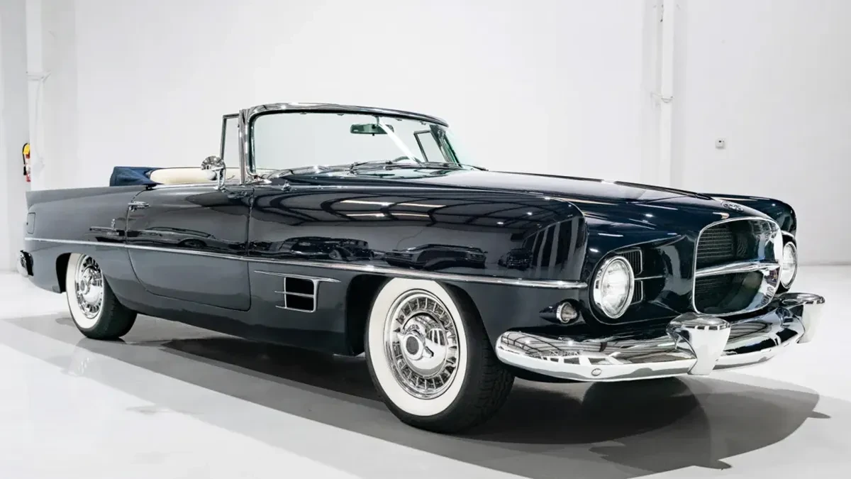Dual-Ghia Convertible от 1957 излиза на търг