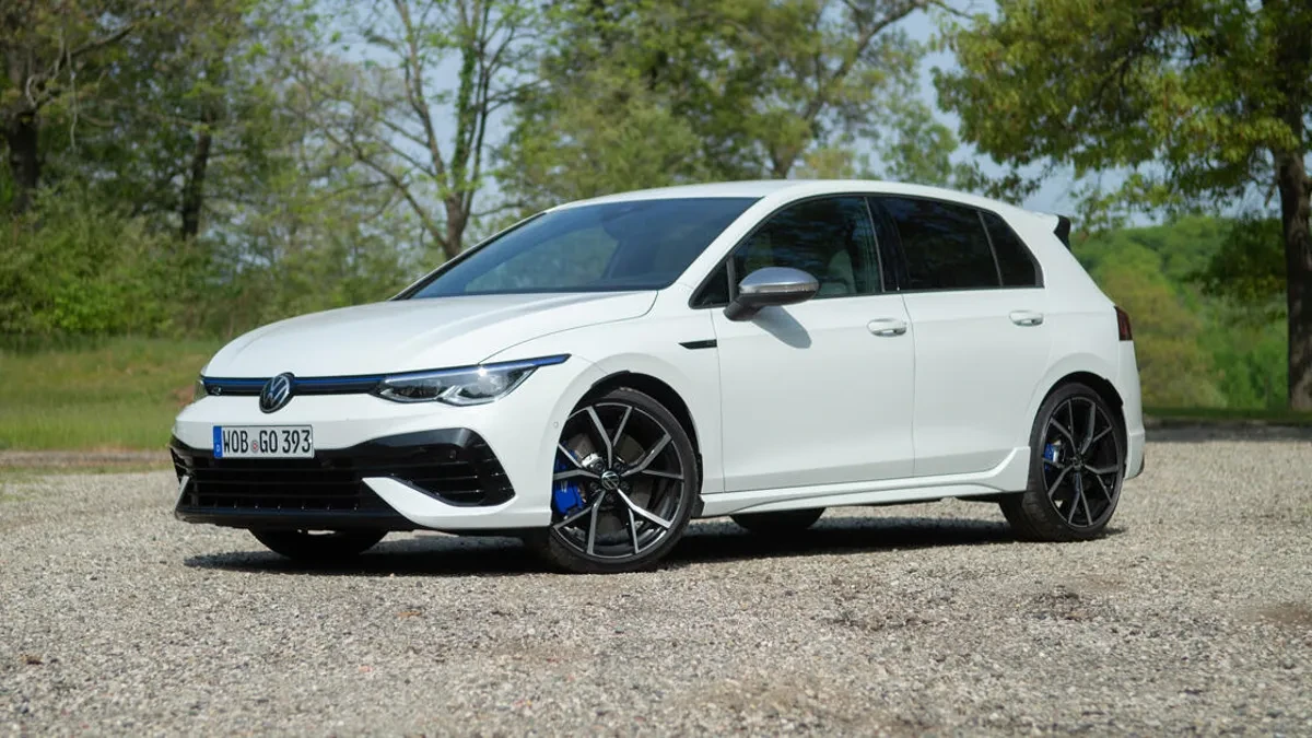 Volkswagen Golf R срещу Toyota GR Corolla: Битка между рафинираната мощ и суровия рали-дух