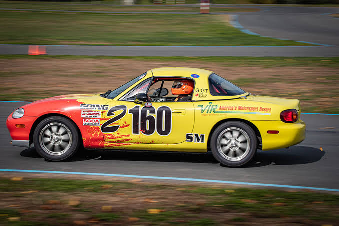 Autopian завладя Lime Rock Park: От „луди“ бокс-ванове до оцелелия Murano CrossCabriolet