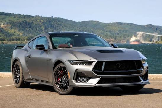 Битка на пистата: 2026 Ford Mustang GT „размаза“ Honda CR-V в епичен драг дуел