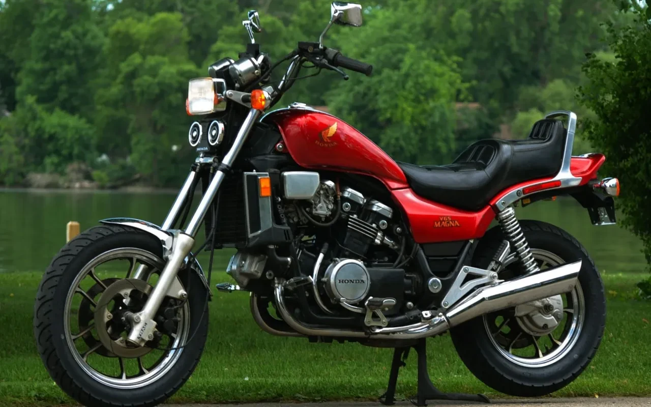 Honda V65 Magna: Мощният круизър, който изпревари времето си