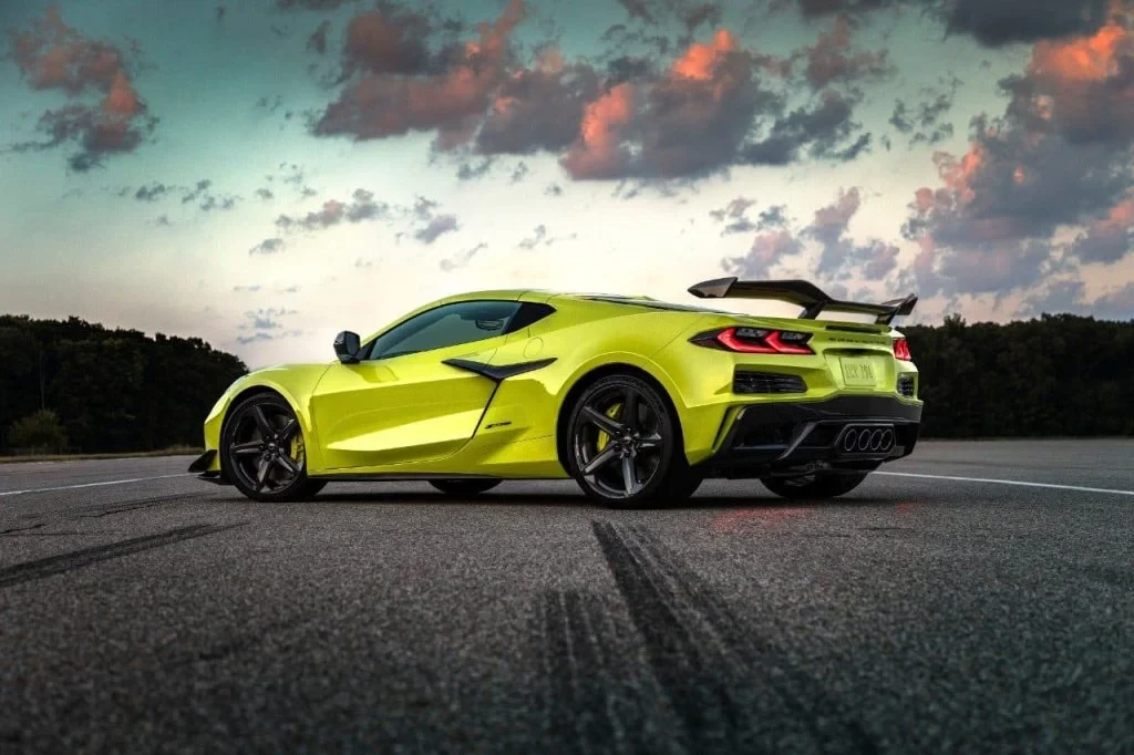 Chevrolet Corvette 2026 дебютира във Великобритания: Три екрана и нов дигитален свят