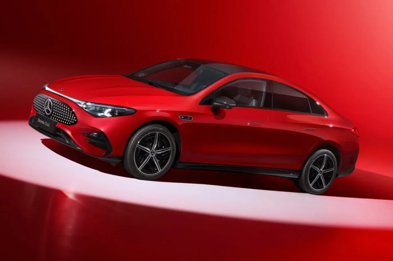 Звездата изгасва в Китай: Mercedes-Benz CLA L се бори за оцеляване срещу местните гиганти