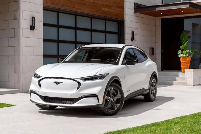 Ford Mustang Mach-E става по-умен: Новият софтуерен ъпдейт оптимизира зареждането през Apple CarPlay