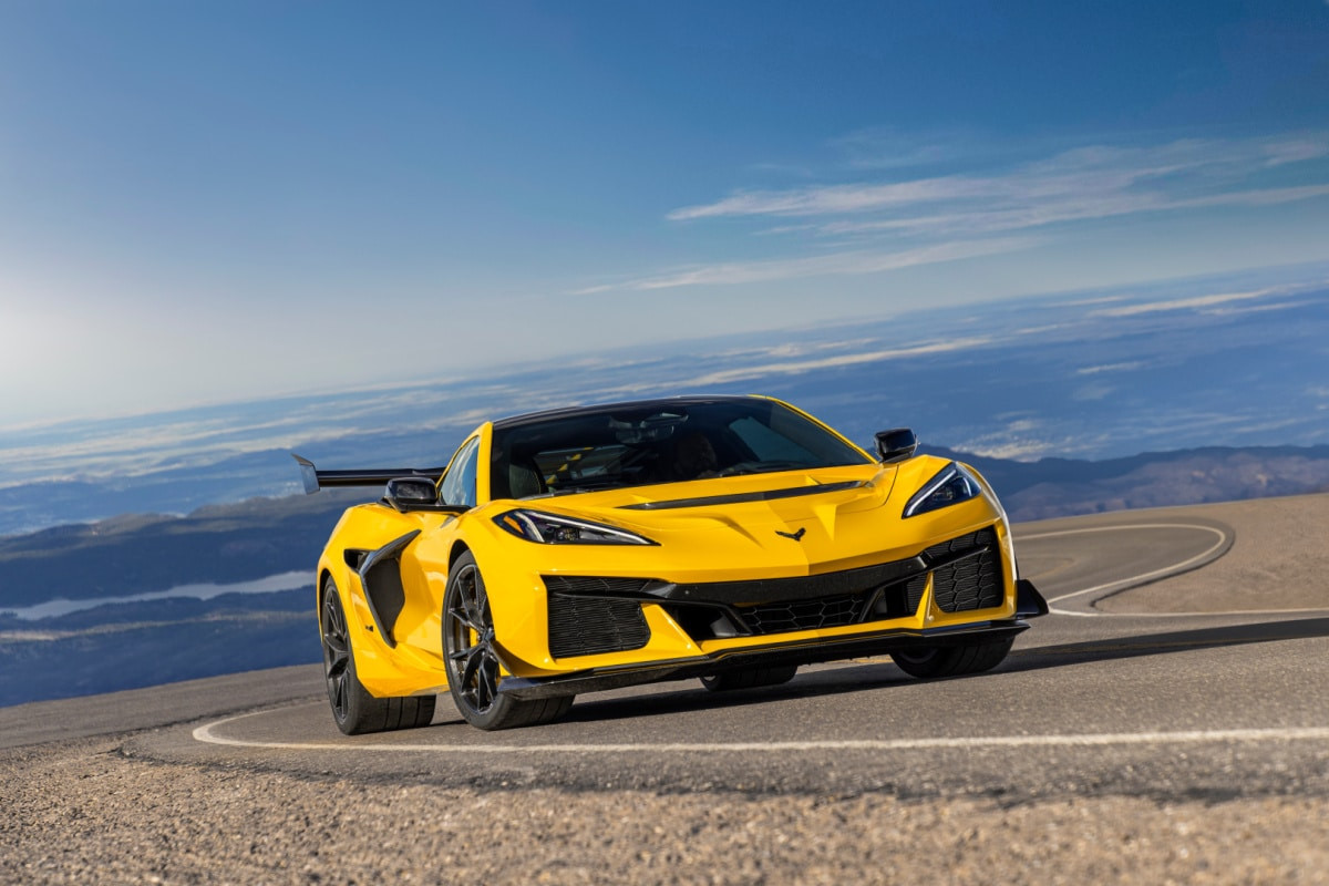 Завръщане към класиката: Chevrolet Corvette C8 ZR1 получава „gated“ шифтер за $25 000