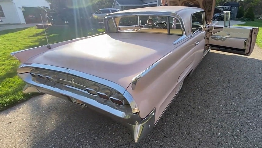 Машина на времето: Изключително рядък и напълно оригинален Lincoln Continental от 1959 година с цвят Cameo Rose блести на пазара