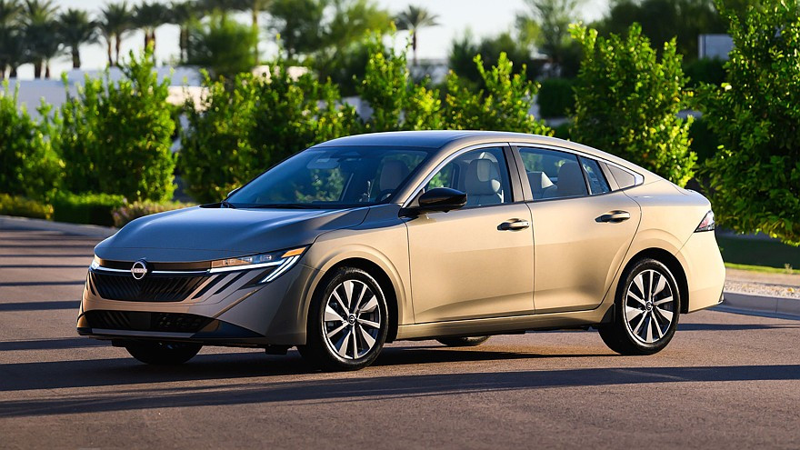 Nissan Sentra 2027: Популярният седан идва с Qi2 зареждане, нов вариатор и спортна версия Midnight Edition