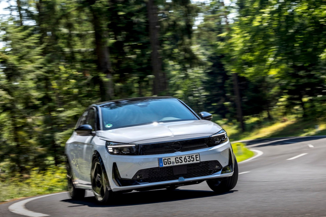 Opel Corsa GSE: Електрическият бегач атакува пазара с убийствена цена и 280 конски сили