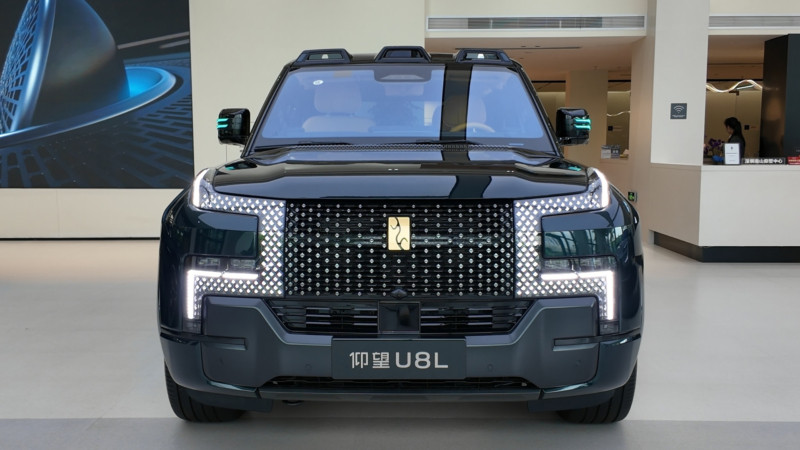 Yangwang U8L: Китайският „Rolls-Royce“ сред SUV моделите дебютира с цена от 1,45 милиона юана