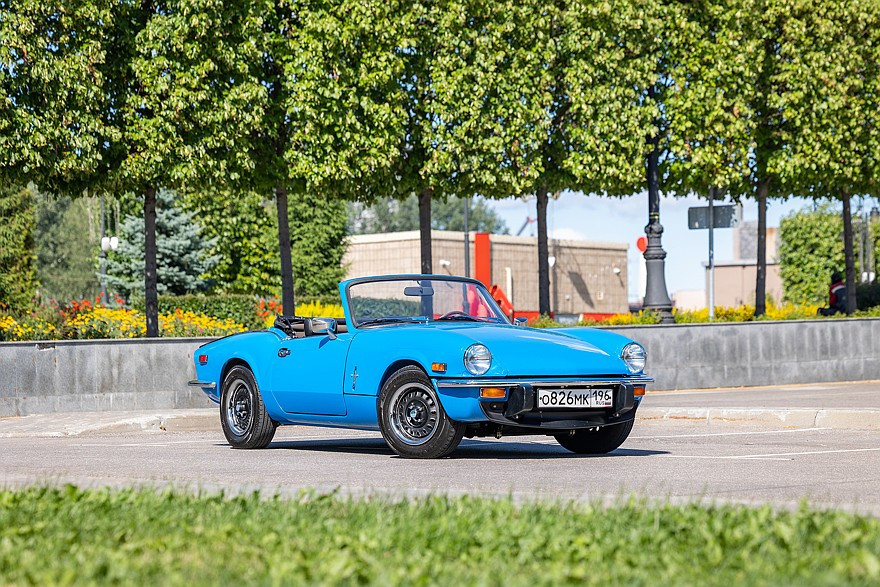 Уникален Triumph Spitfire от 1977 г.: Британски класически родстер, върнат към живот с перфектна реставрация