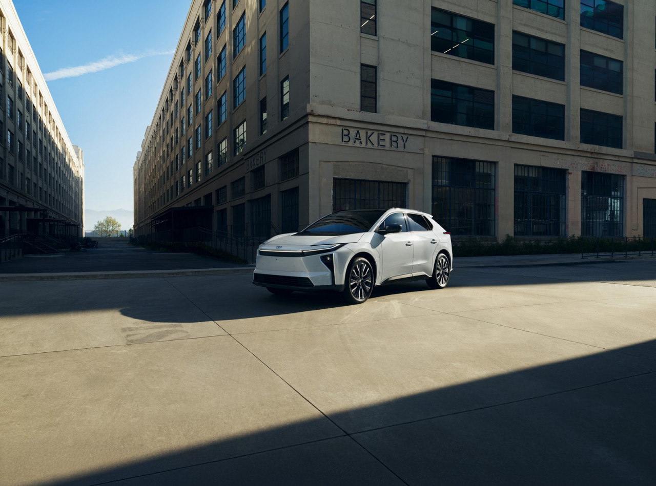 Леко поскъпване без технически промени: Toyota bZ посреща моделната 2027 година в САЩ