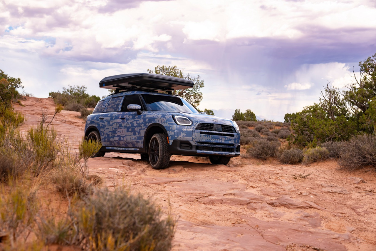 Новата MINI Countryman Edition преминава през финални брутални тестове в Скалистите планини преди премиерата си през октомври