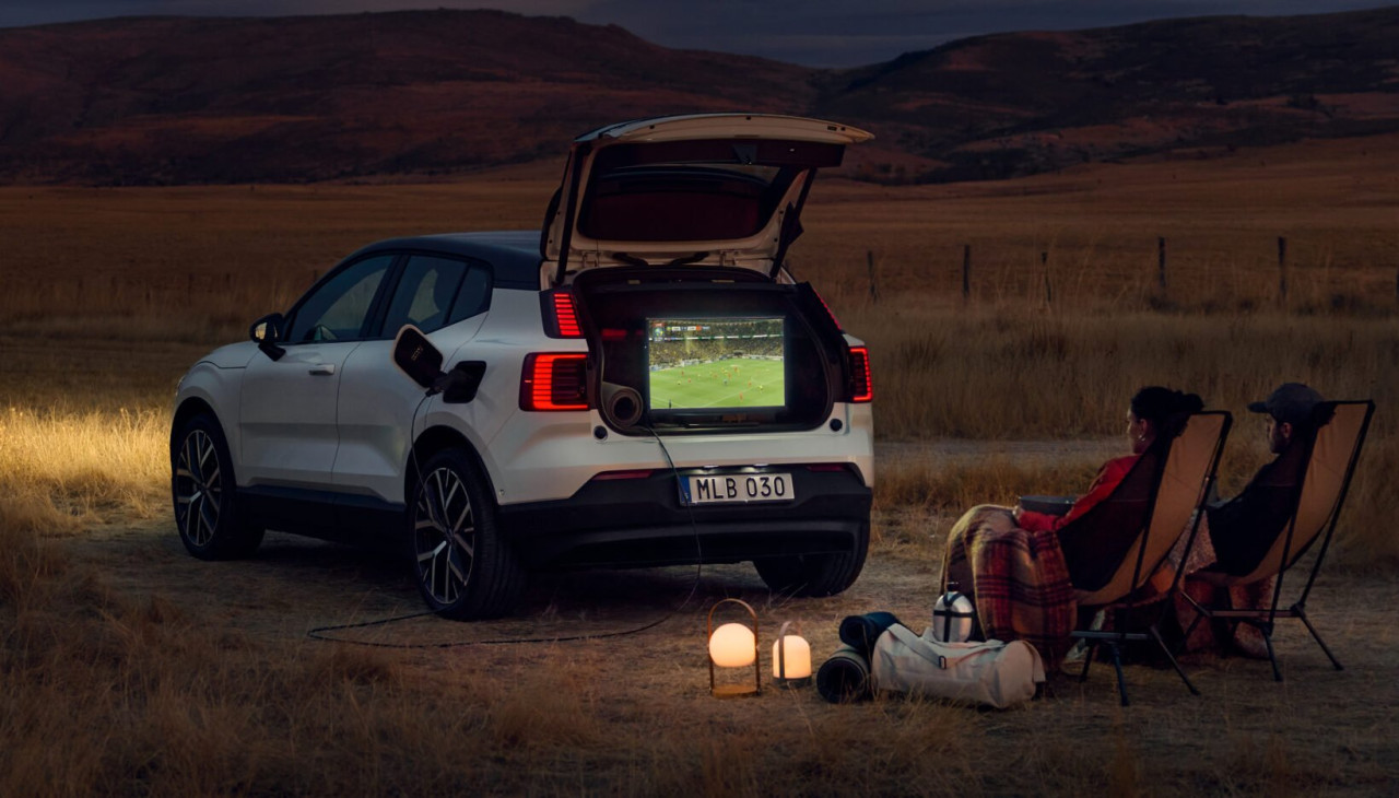 Интелигентен ъпдейт от Volvo: Компактният EX30 вече захранва външни електроуреди до 3 kW