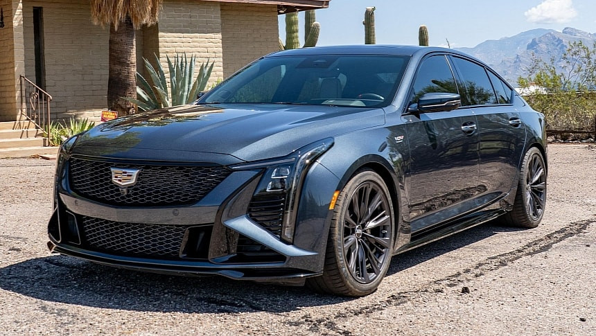 Cadillac CT5-V Blackwing с 668 к.с. влиза на търг само след 6116 км