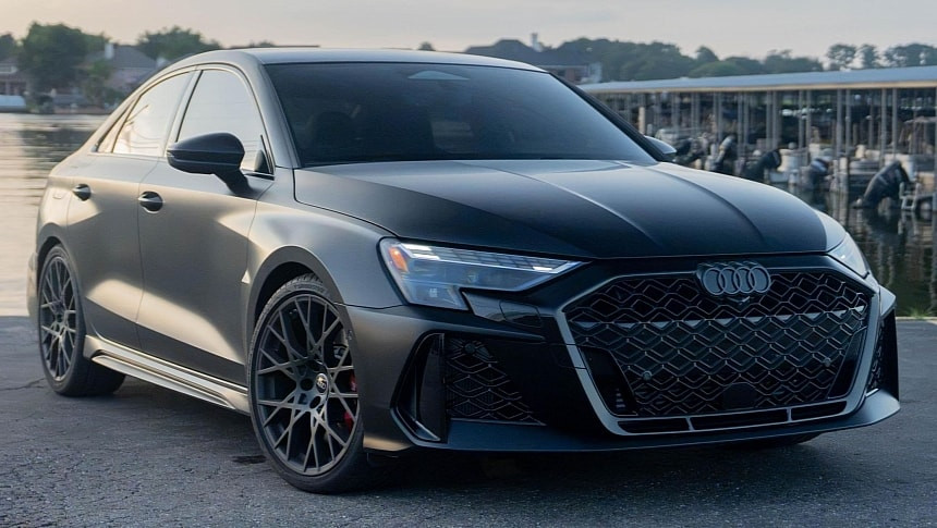 Пазарната реалност на скоростта: Как чисто ново Audi RS 3 Sedan с дребни подобрения смени собственика си под цената от шоурума