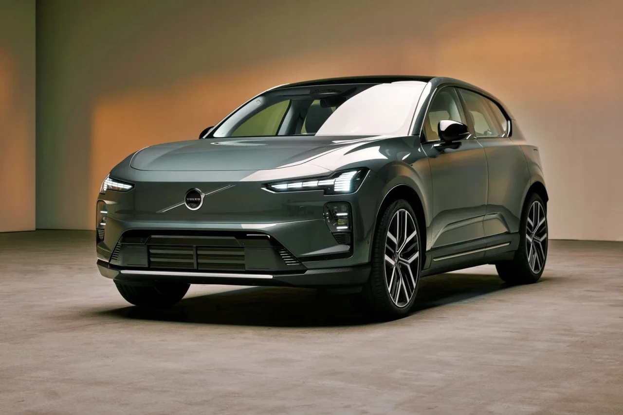 Volvo EX60 чупи рекорди: Премиум електрическият SUV с 810 км пробег слага в малкия си джоб конкуренцията