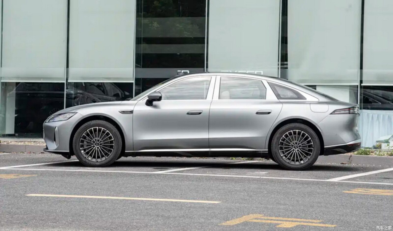Дигитален скок и 631 коня: Обновеният Chery Fulwin A9L пренаписва правилата в бизнес класата