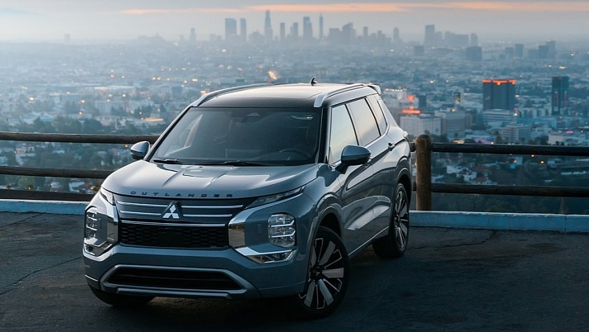 Mitsubishi изтегля 67 146 броя Outlander заради софтуерен бъг в инфотейнмънт системата