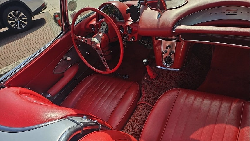 Легенда с моделен сърдечен ритъм: Класически Chevrolet Corvette от 1960 г. се продава в eBay за 58 500 долара