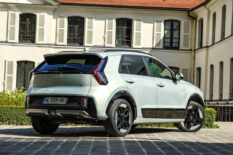 Новото лице на ефективността: Опосестеният Kia Niro Hybrid (2026) опростява гамата и залага на топпрактичност