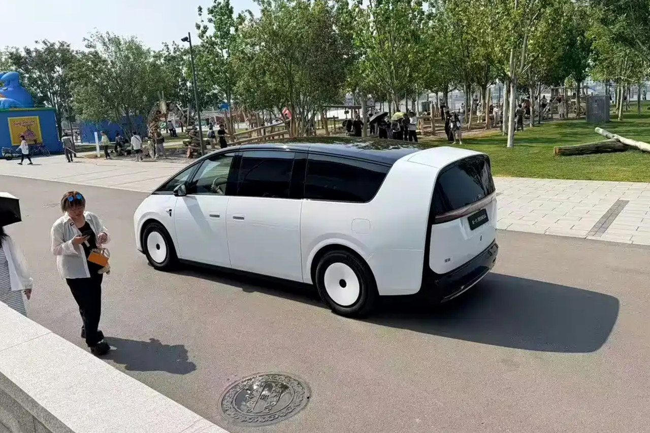Li Auto Mega с мащабен ъпдейт: Луксозният електрически ван вече предлага 710 км пробег и активно окачване