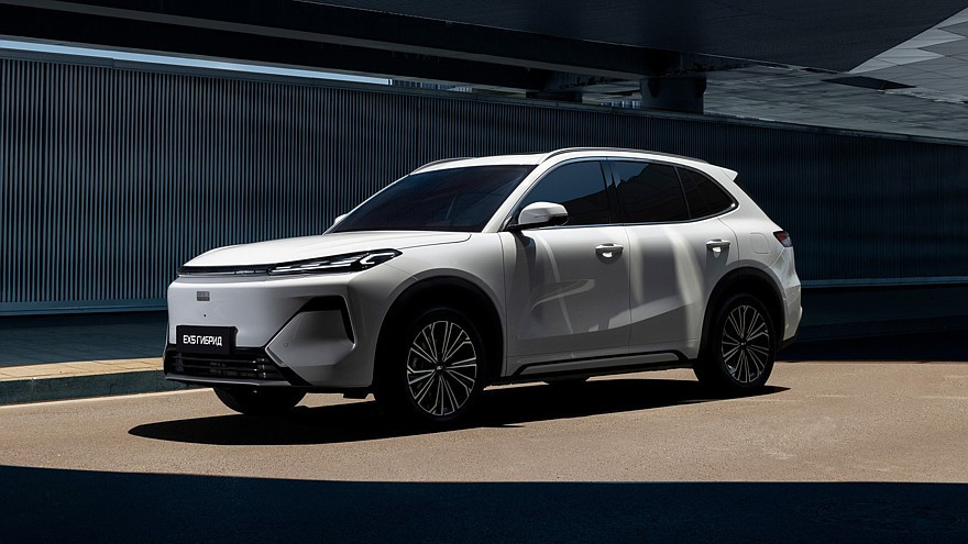 Последователен хибрид с бързо зареждане: Geely EX5 EM-R разширява гамата на марката за руския пазар