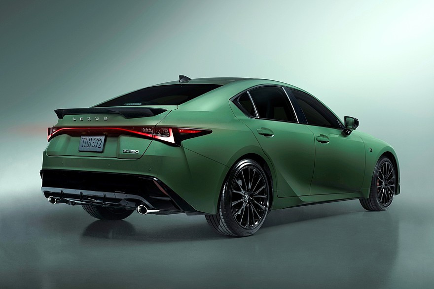 Lexus IS 350 Special Appearance Package: Японският премиум боец залага на зелен цвят и колекционерска ексклузивност