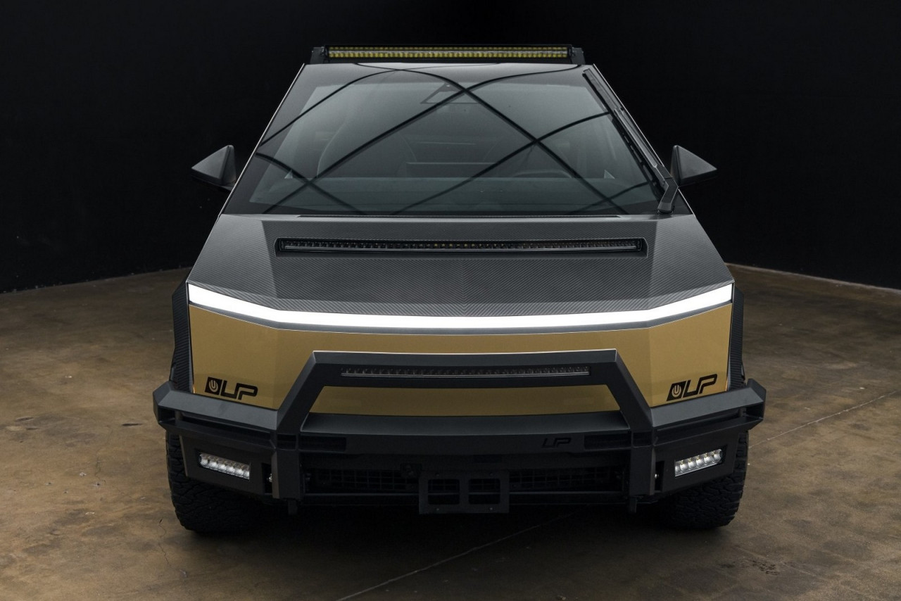 Пустинна крепост на ток: Tesla Cybertruck получава брутален UP INVINCIBLE пакет за тежък офроуд