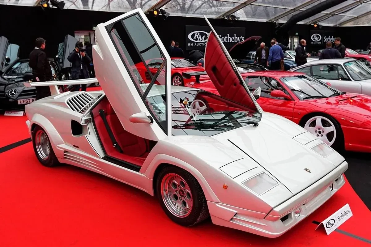 NHTSA принуди Lamborghini Countach да получи масивни брони за пазара в САЩ