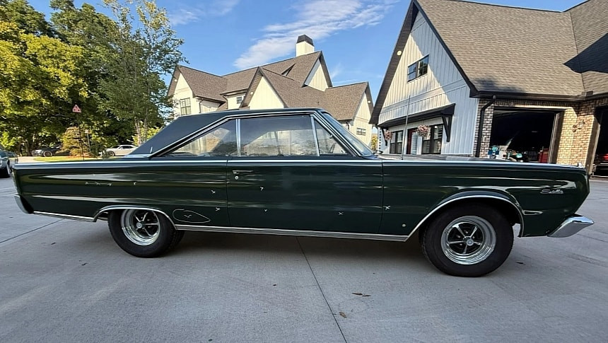 Легенда с ретро привкус: Защо фалшивият Hemi на този 1966 Plymouth Satellite разпалва страстите в интернет