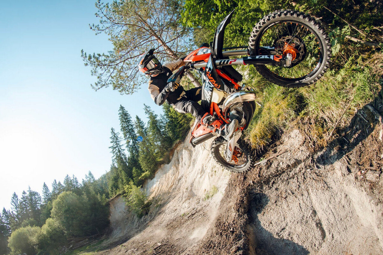 Звяр за кал и скали: Новият KTM 300 EXC Hardenduro 2027 атакува пазара с брутални заводски подобрения