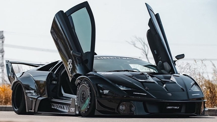 Lamborghini Murcielago стана още по-екстремно с widebody пакет от Liberty Walk