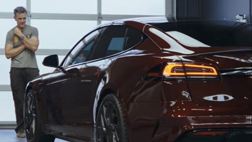 Първият по рода си: Главният дизайнер на Tesla Франц фон Холцхаузен получи Model S Plaid Signature Edition #001 с пълна защита