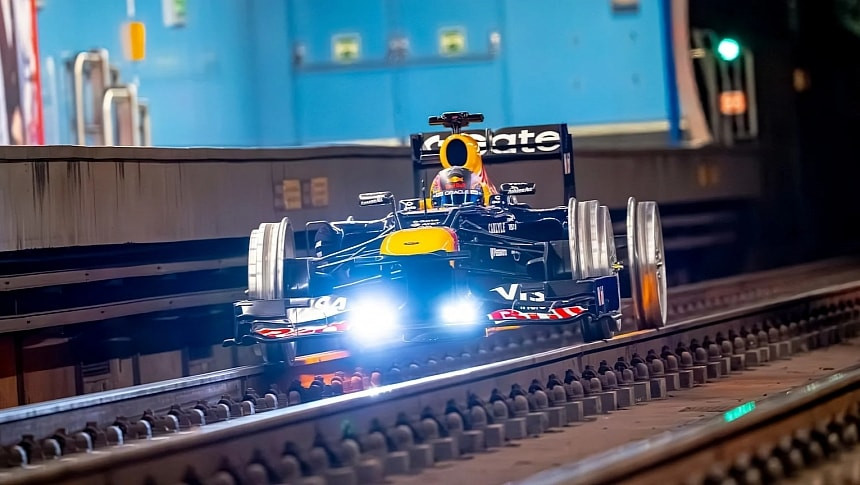 Red Bull RB8 превзе метрото в Мадрид: шампионският болид се движи по релси
