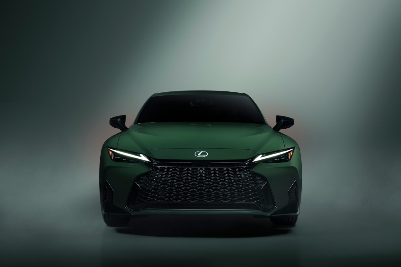 Lexus IS 350 F Sport Envious: Вечният самурай получи ексклузивен зелен костюм в лимитирана серия