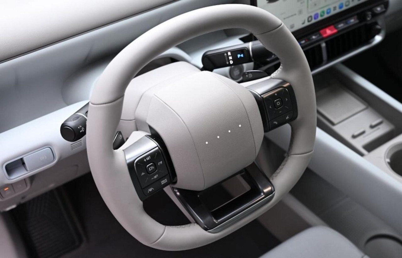Hyundai Ioniq 3 Select остава без приборно табло пред водача